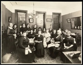 En sysirkel for kvinner på 157 East 94th Street, Upper East Side, New York, 1920 (sølv gelatintrykk)